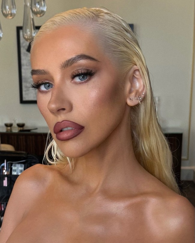 Selain lebih kurus, wanita yang juga dikenal sebagai Xtina itu juga disoroti karena perubahan wajahnya. Ia tampak lebih muda bahkan beberapa menyebut tidak mengenali wanita 43 tahun tersebut. Ada yang mengatakan jika Christina tampil lebih baik daripada dirinya 25 tahun lalu. Foto: Instagram @xtina