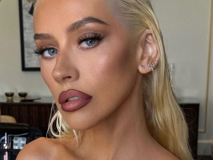 8 Foto Terbaru Christina Aguilera Setelah Digosipkan Diet Ozempic & Facelift