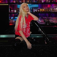 Christina Aguilera bikin pangling dalam penampilan terbarunya di konser Sabrina Carpenter baru-baru ini. Ia kembali disoroti karena perubahan wajah dan tubuhnya. Foto: Instagram @xtina