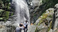 Setelah sampai di sini, para pengunjung bisa bermain air atau sekadar mencelupkan kaki di aliran sungainya yang menyegarkan. Airnya dingin pula, sejuk dan segar! (Asti Azhari/detikTravel)
