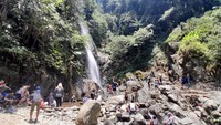 Di sekitar curug, pepohonan hijau yang rimbun menghadirkan nuansa teduh dan alami, membuat suasana semakin nyaman. Traveler pasti betah berlama-lama di sini. (Asti Azhari/detikTravel)
