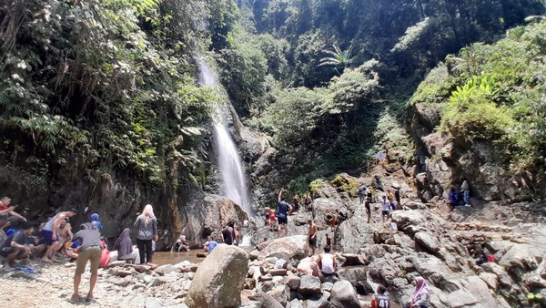 Foto: Sejuk Segar Curug Cigentis di Karawang