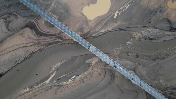 A drone view of the Jablanicko lake, which dried up due to increased production of electric energy, reaching its biological minimum with a minimal water level, in Konjic, Bosnia and Herzegovina, November 21, 2024. REUTERS/Amel Emric