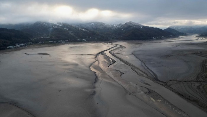 A drone view of the Jablanicko lake, which dried up due to increased production of electric energy, reaching its biological minimum with a minimal water level, in Konjic, Bosnia and Herzegovina, November 21, 2024. REUTERS/Amel Emric