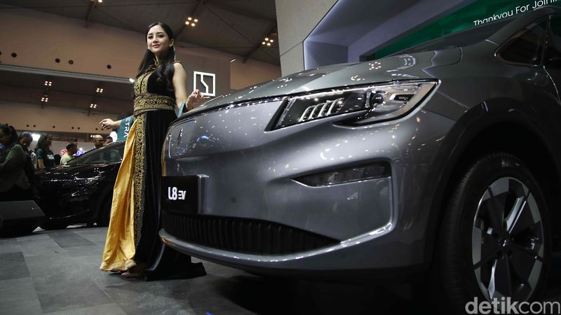 PT Aletra Mobil Nusantara meluncurkan mobil listrik Aletra L8 EV di GJAW 2024. Rival BYD M6 ini dibanderol dengan harga mulai Rp 415 juta.