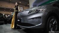 Aletra L8 EV memiliki spesifikasi yang berbeda dibandingkan dengan Livan Maple 80V.
