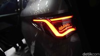 Aletra L8 EV hadir dalam 2 varian baterai: varian untuk jarak tempuh pendek (Short Range) di 415 Km dan varian untuk jarak tempuh panjang (Long Range) di 540 km.