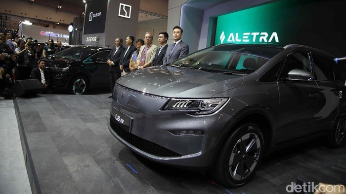 PT Aletra Mobil Nusantara meluncurkan mobil listrik Aletra L8 EV di GJAW 2024. Rival BYD M6 ini dibanderol dengan harga mulai Rp 415 juta.