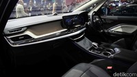 Sejumlah fitur keamanan telah disematkan di Aletra L8 EV, seperti 4 kantung udara (airbags), ISOFIX (International Standard Organizations Fix) untuk keselamatan anak, ABS (Anti-Lock braking system), EBD (Electronic brake-pressure distribution), BA (Brake assist), TSC (Traction control system), VSC (Vehicle stability control), dan HAC (Hill-start assist control).