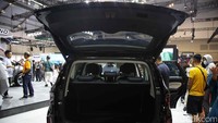 Soal tampilan Aletra L8 EV mengusung sejumlah fitur seperti terdapat atap panoramik, spoiler dengan lampu henti, Lampu depan (headlight) LED dengan DRL (Daylight running light), lampu sambut (welcome light), lampu depan otomatis, lampu follow-me-home, pengatur tinggi lampu depan lampu kabut depan dan belakang, lampu belok (turn assist light), velg alloy aero two-tone 18 inci dan ban Hankook ION EVO performa tinggi.