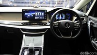 Bagian interior Aletra L8 EV yang tampak berkelas pun tidak kalah menariknya, seperti gagang kemudi dan trim pintu soft panel dengan jahitan-jahitan asli, panel konsol tengah bermotif kayu gelap dengan aksen warna hitam, jok depan elektronik dengan penyesuaian 6 arah, jok captain di baris kedua dengan sandaran tangan, serta penyesuaian roda kemudi miring & teleskopik.