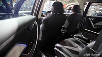 Penumpang dan pengendara Aletra L8 EV pun dimanjakan dengan fitur-fitur yang mempermudah gaya hidup sehari-hari, seperti pengisian daya nirkabel 50 W yang dilengkapi dengan ventilasi untuk mengurangi panas saat proses charging, ambient light 72 warna, AC double blower dengan 2 kompresor, jendela otomatis depan belakang, wiper depan dan belakang otomatis, sistem pengelolaan kualitas udara, penyaring udara ion negatif dengan filter 2,5 PM, sistem monitoring tekanan ban, kamera 360-derajat, cruise control, sensor parkir belakang, layar sentuh 12,4 inci, 7 pengeras suara, WiFi, Bluetooth, Apple Carplay, dan Android Auto nirkabel.