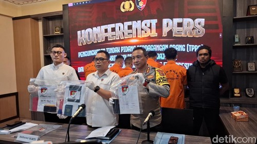 Direskrimum Polda NTT Kombes Patar Silalahi dan Kabid Humas Polda NTT Kombes Ariasandy saat konferensi pers pengungkapan kasus TPPO di Mapolda NTT, Jumat (22/11/2024). (Foto: Yufengki Bria/detikBali)