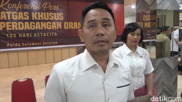 Dirkrimum Polda Sulsel Kombes Jamaluddin Farti saat memberikan keterangan terkait 77 mahasiswa Makassar jadi korban ferienjob ke Jerman.