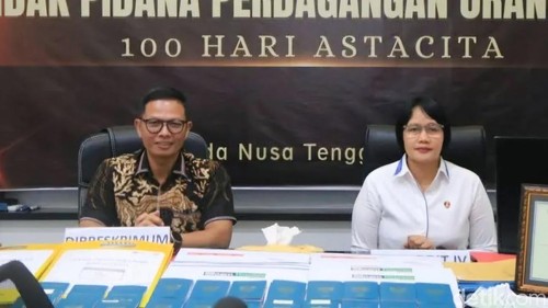 Dirreskrimum Polda NTB Kombes Syarif Hidayat didampingi Kasubdit Renakta AKBP Ni Made Pujawati saat konferensi pers pada Jumat (22/11/2024). (Foto: Helmy Akbar/detikBali)