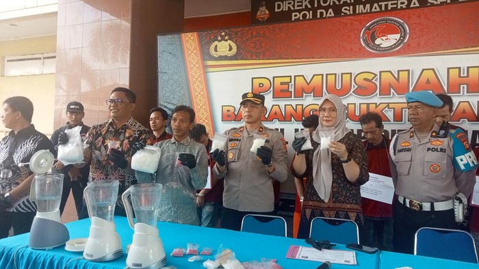 Ditresnarkoba Polda Sumsel menggelar pemusnahan narkotika jenis sabu dan ekstasi.