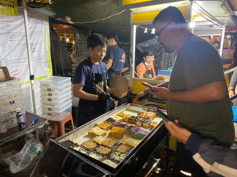 Empuk Lembut! Roti Kukus Viral di Tebet yang Harganya 'Rp 15 Juta'