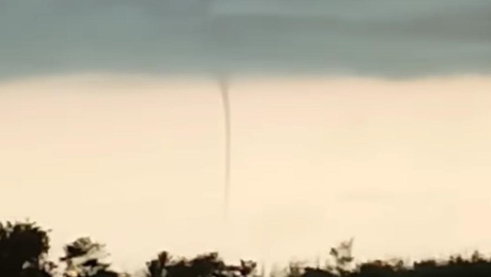Fenomena waterspout di selatan perairan bandara YIA Kulon Progo, Jumat (22/11/2024).