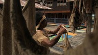 Perajin menata tas khas atau noken Papua saat festival ulat sagu di Kampung Yoboi, Distrik Sentani, Kabupaten Jayapura, Papua, Kamis (21/11/2024).