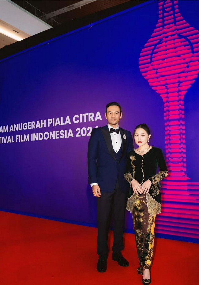 Prilly Latuconsina anggun berkebaya beluru hitam dengan aksen bordir yang mewah. Kebaya berkerap scallop dipadankan kain batik warna cokelat tua. Pulasan lipstik merah terang memberi aura glamor pada penampilannya. Foto: Instagram