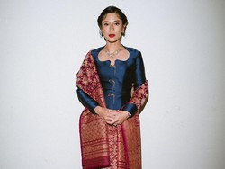 7 Gaya Artis dengan Busana Nusantara di FFI 2024, Prilly Anggun Berkebaya