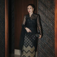 Kebaya hitam transparan menonjolkan sisi anggun, tradisional sekaligus modern pada penampilan Wulan Guritno. Kebaya kontemporer itu dipadukan dengan songket hitam berhias bordir emas. Busana merupakan koleksi dari Tangan Prive. Foto: Instagram