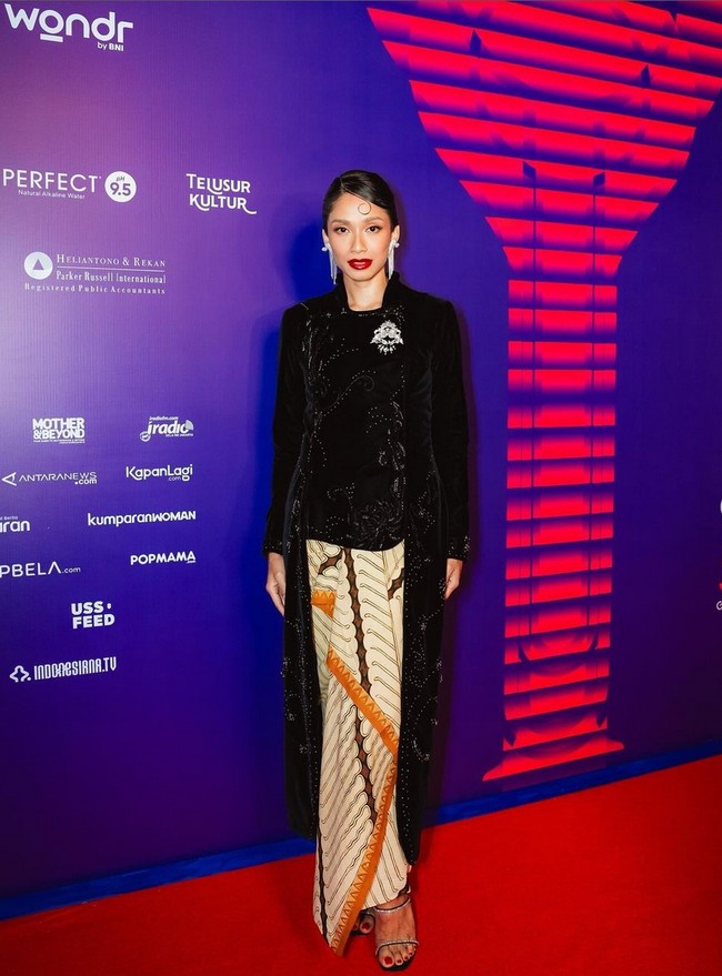 Aktris Faradina Mufti mengenakan kebaya janggan berbahan beludru yang mewah dengan taburan kristal dan lace di bagian punggung sebagai aksen. Kebaya dari koleksi Tangan Prive ini berpadu apik dengan kain batik motif Parang, menambah keanggunan bintang ‘Siksa Kubur’ ini. Foto: Instagram