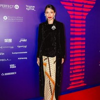 Aktris Faradina Mufti mengenakan kebaya janggan berbahan beludru yang mewah dengan taburan kristal dan lace di bagian punggung sebagai aksen. Kebaya dari koleksi Tangan Prive ini berpadu apik dengan kain batik motif Parang, menambah keanggunan bintang ‘Siksa Kubur’ ini. Foto: Instagram