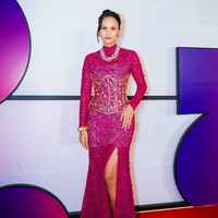 Pemain ‘The Big 4’, Lutesha, mencuri perhatian dengan gaun fuschia dari koleksi brand Kenakan karya Syifa Nurafantin. Gaun berbahan lace ini dipercantik korset emas berhias mutiara dari Tulola Design. Foto: Instagram