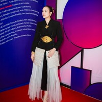 Chelsea Islan tampil cantik dan anggun berbalut gaun rancangan Wilsen Willim. Gaun tampak unik dengan memadukan setelan dan rok yang diberi aksen perhiasan khas Nusantara di pinggang. Foto: Instagram