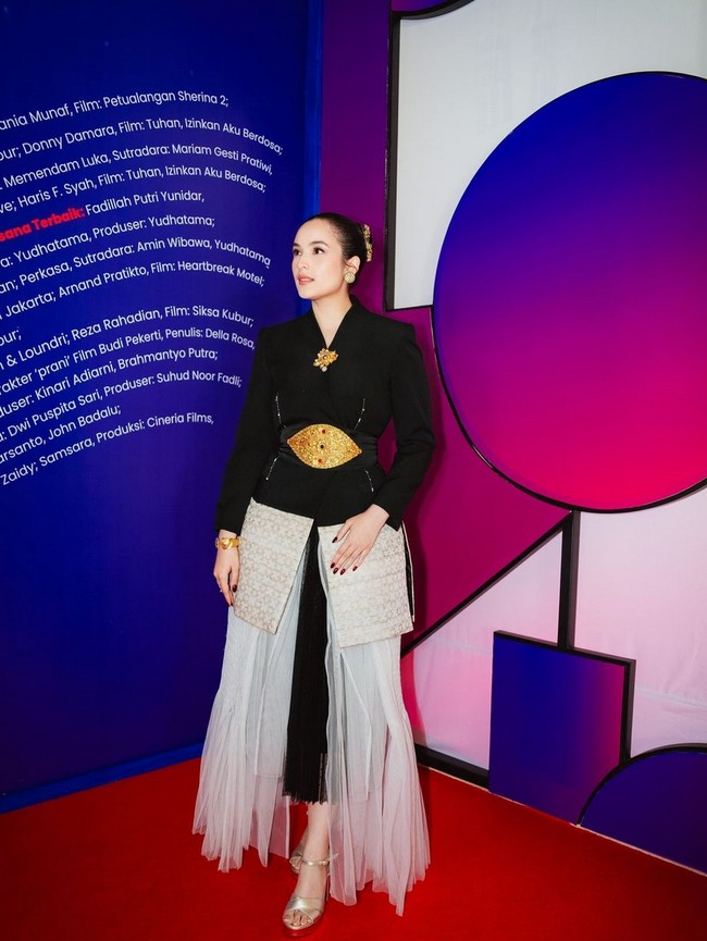 Chelsea Islan tampil cantik dan anggun berbalut gaun rancangan Wilsen Willim. Gaun tampak unik dengan memadukan setelan dan rok yang diberi aksen perhiasan khas Nusantara di pinggang. Foto: Instagram