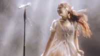 Pelantun lagu Bertaut, Rayuan Perempuan Gila, hingga Amin Paling Serius ini dikenal dengan gaya foto-fotonya yang estetik. Ketika konser, penampilan magis Nadin juga kerap membius penonton. Foto: Instagram cakecaine