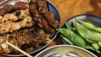 Sesekali Nadin juga membagikan hanya foto makanan. Pada September 2023 kala berkunjung ke Tokyo, ia mencicipi yakitori yang tampak nikmat. Foto: Instagram cakecaine