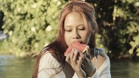 Bagikan potret estetik saat di München, ini pose Nadin dan sepotong semangka di tangannya. merindukan sungai yang mudah dijangkau dan musim panas yang ternyata dingin, tulisnya di keterangan foto. Foto: Instagram cakecaine