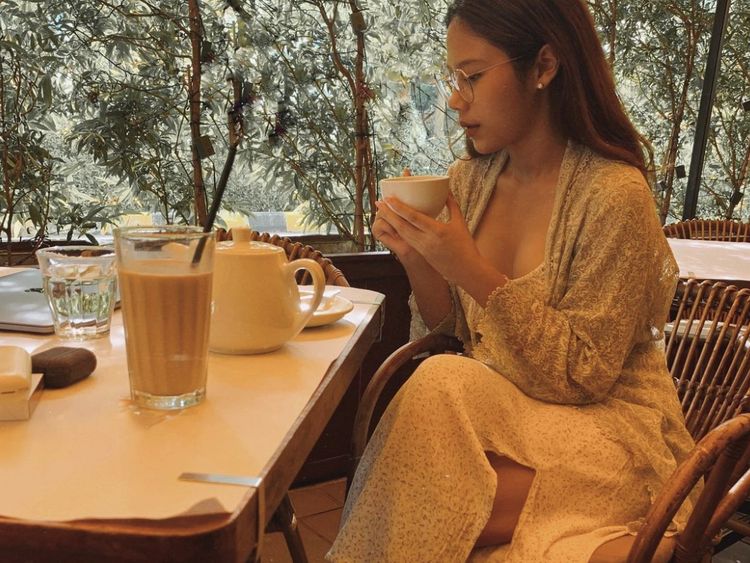 Gaya Estetik Nadin Amizah Saat Cicip Durian hingga Ngeteh