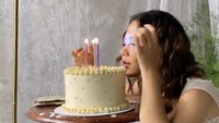 Begini pemotretan Nadin yang estetik dengan kue ulang tahunnya pada tahun 2021. Terlihat kue berwarna putih itu dibubuhi dengan 3 lilin yang menyala. Foto: Instagram cakecaine
