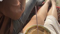 Bagikan potret romantis dengan Tanjung pada tahun 2021, terlihat mereka sedang menikmati kelapa muda langsung di batoknya! Foto: Instagram cakecaine