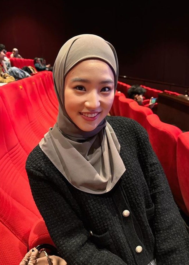 Wanita kelahiran 10 Februari 1992 terlihat manglingi ketika memakai hijab. Haruka memadukan hijab dengan atasan hitam, rok plisket dan sling bag. Foto: Dok. Instagram @haruuuu_chan.