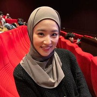 Wanita kelahiran 10 Februari 1992 terlihat manglingi ketika memakai hijab. Haruka memadukan hijab dengan atasan hitam, rok plisket dan sling bag. Foto: Dok. Instagram @haruuuu_chan.