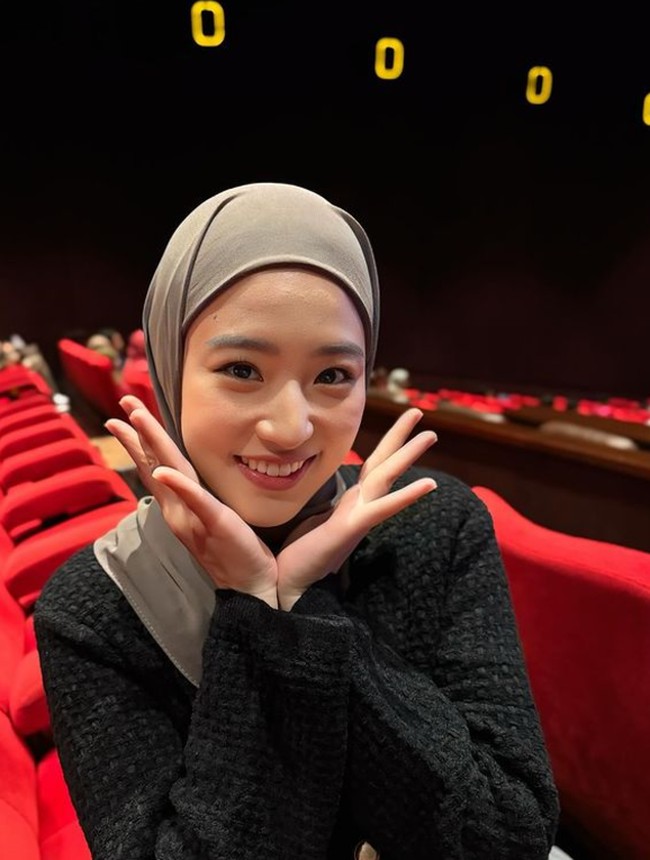 Mantan personel JKT48 tersebut, diketahui bukan menganut agama Islam, namun tampak nyaman menggunakan hijab instan. Foto: Dok. Instagram @haruuuu_chan.