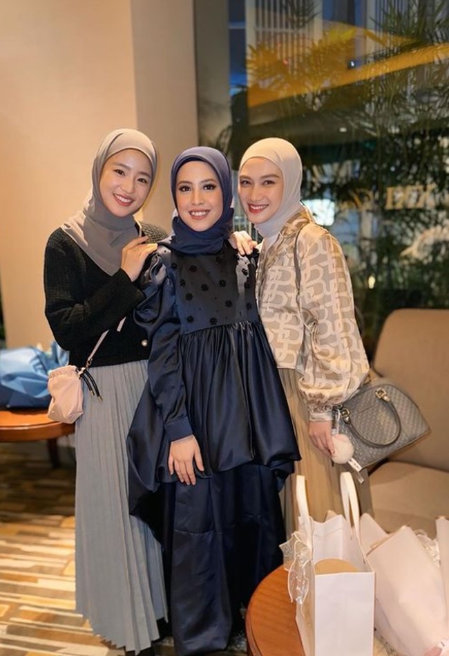Melalui kolom komentar, Haruka mengungkapkan alasannya mengenakan hijab saat nonton bareng di film terbaru sahabatnya. Karena Zara di dalam film ini pake Hijab jadi haruka ikut pake juga😌💓 dan juga aku suka kalo pake hijab heheh, balas Haruka. Foto: Dok. Instagram @haruuuu_chan.
