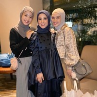 Melalui kolom komentar, Haruka mengungkapkan alasannya mengenakan hijab saat nonton bareng di film terbaru sahabatnya. Karena Zara di dalam film ini pake Hijab jadi haruka ikut pake juga😌💓 dan juga aku suka kalo pake hijab heheh, balas Haruka. Foto: Dok. Instagram @haruuuu_chan.