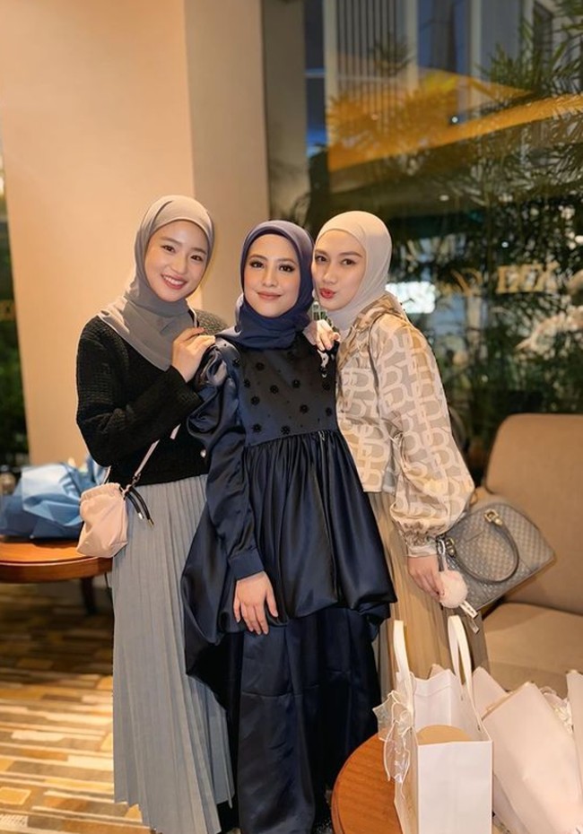 Berpose bersama Zara Adhisty dan Melody Laksani, wajah flawless Haruka memesona saat memakai hijab instan. Sebelumnya, Haruka juga pernah membagikan postingan saat berhijab. Seperti saat sedang syuting untuk mempromosikan wisata halal yang berada di Jepang. Ia memakai hijab pashmina bahan kaus dan juga ia tampil menggunakan hijab saat berada di Masjid Istiqlal, Jakarta. Foto: Dok. Instagram @haruuuu_chan.