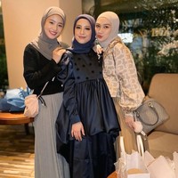 Berpose bersama Zara Adhisty dan Melody Laksani, wajah flawless Haruka memesona saat memakai hijab instan. Sebelumnya, Haruka juga pernah membagikan postingan saat berhijab. Seperti saat sedang syuting untuk mempromosikan wisata halal yang berada di Jepang. Ia memakai hijab pashmina bahan kaus dan juga ia tampil menggunakan hijab saat berada di Masjid Istiqlal, Jakarta. Foto: Dok. Instagram @haruuuu_chan.