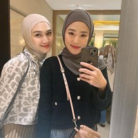Dalam keterangan postingannya, hijab yang dipakai Haruka dari sahabatnya Melodi Laksani. Haruka menggunakan hijab instan warna taro yang dibentuk simpel. Foto: Dok. Instagram @haruuuu_chan.