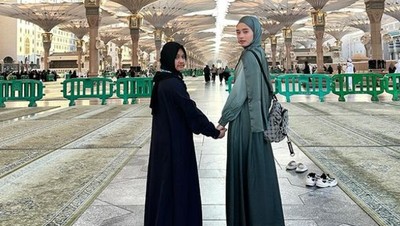 8 Gaya Inara Rusli Bersama Anak Gadisnya Starla bak Bestie saat Umrah