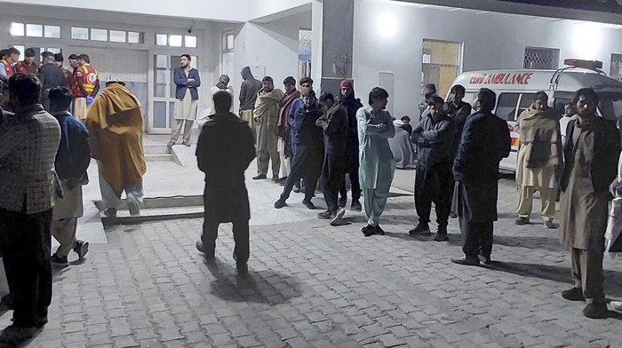 Geger Penembakan Konvoi Mobil di Pakistan, 38 Orang Tewas An injured victim of gunmen firing incident on passenger vehicles, is treated at a hospital in Parachinar, in Kurram district of Pakistan's northwestern Khyber Pakhtunkhwa province, Thursday, Nov. 21, 2024. (AP Photo/Dilawar Hussain)