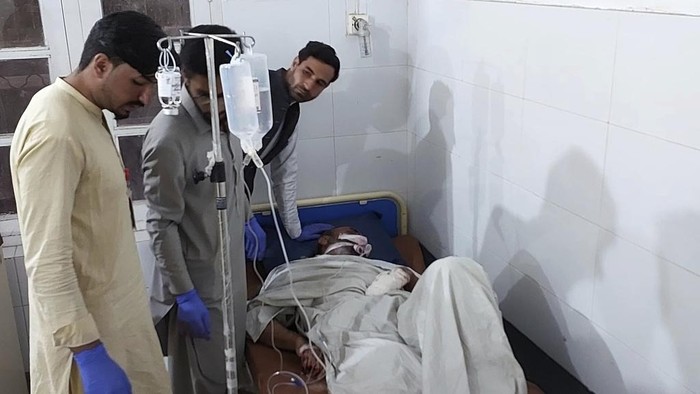 Geger Penembakan Konvoi Mobil di Pakistan, 38 Orang Tewas An injured victim of gunmen firing incident on passenger vehicles, is treated at a hospital in Parachinar, in Kurram district of Pakistan's northwestern Khyber Pakhtunkhwa province, Thursday, Nov. 21, 2024. (AP Photo/Dilawar Hussain)