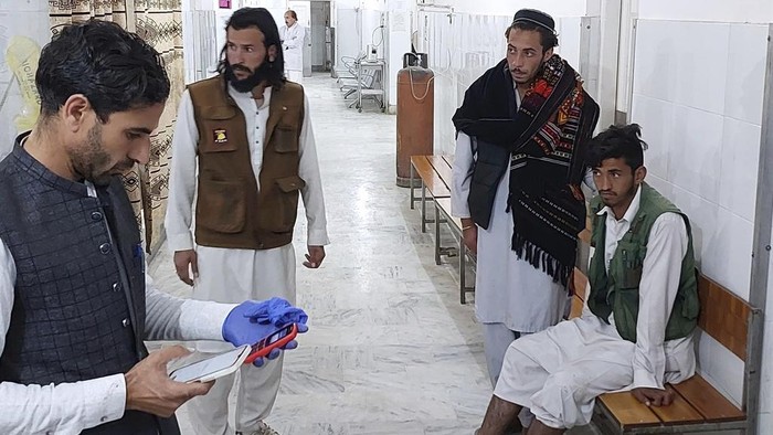 Geger Penembakan Konvoi Mobil di Pakistan, 38 Orang Tewas An injured victim of gunmen firing incident on passenger vehicles, is treated at a hospital in Parachinar, in Kurram district of Pakistan's northwestern Khyber Pakhtunkhwa province, Thursday, Nov. 21, 2024. (AP Photo/Dilawar Hussain)