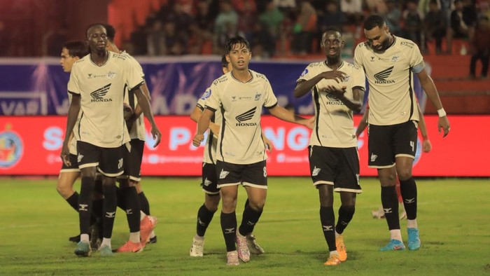 Gelandang PSM Latyr Fall merayakan gol yang dicetaknya ke gawang Semen Padang dalam laga Liga 1 2024/2025.